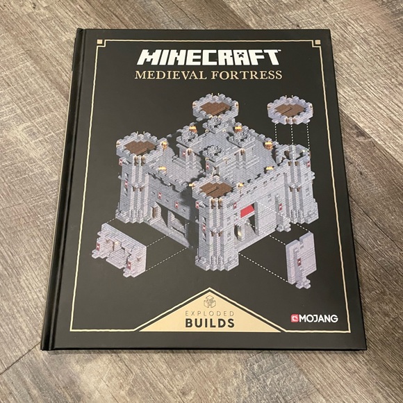 Minecraft Medieval Fortress, Combat and Construction handbooks 3 books - Picture 6 of 7